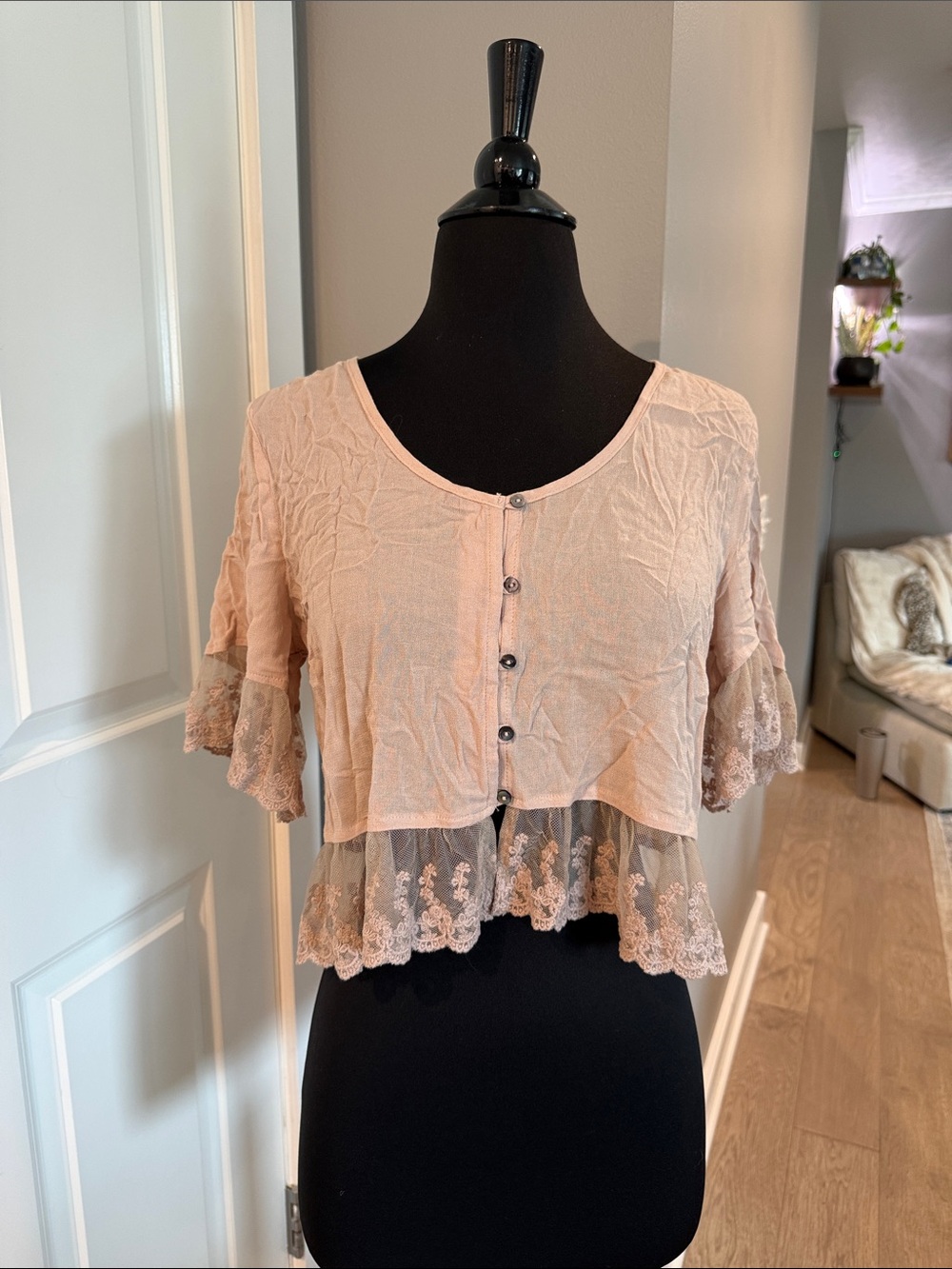 La Hearts Pale Blush Lace-Trim Cropped Button Top